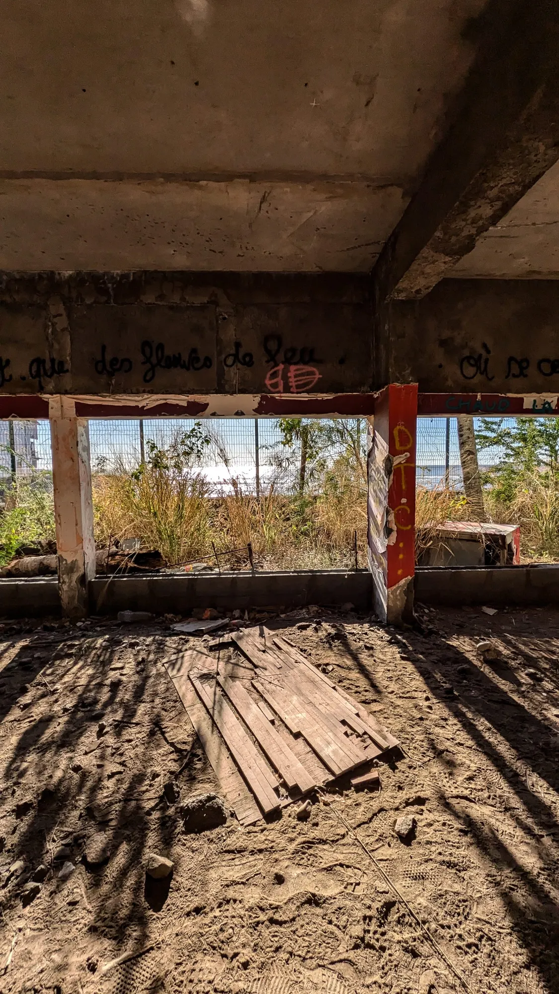 Graffitis dans un hôtel abandonné à La Réunion, photo 16