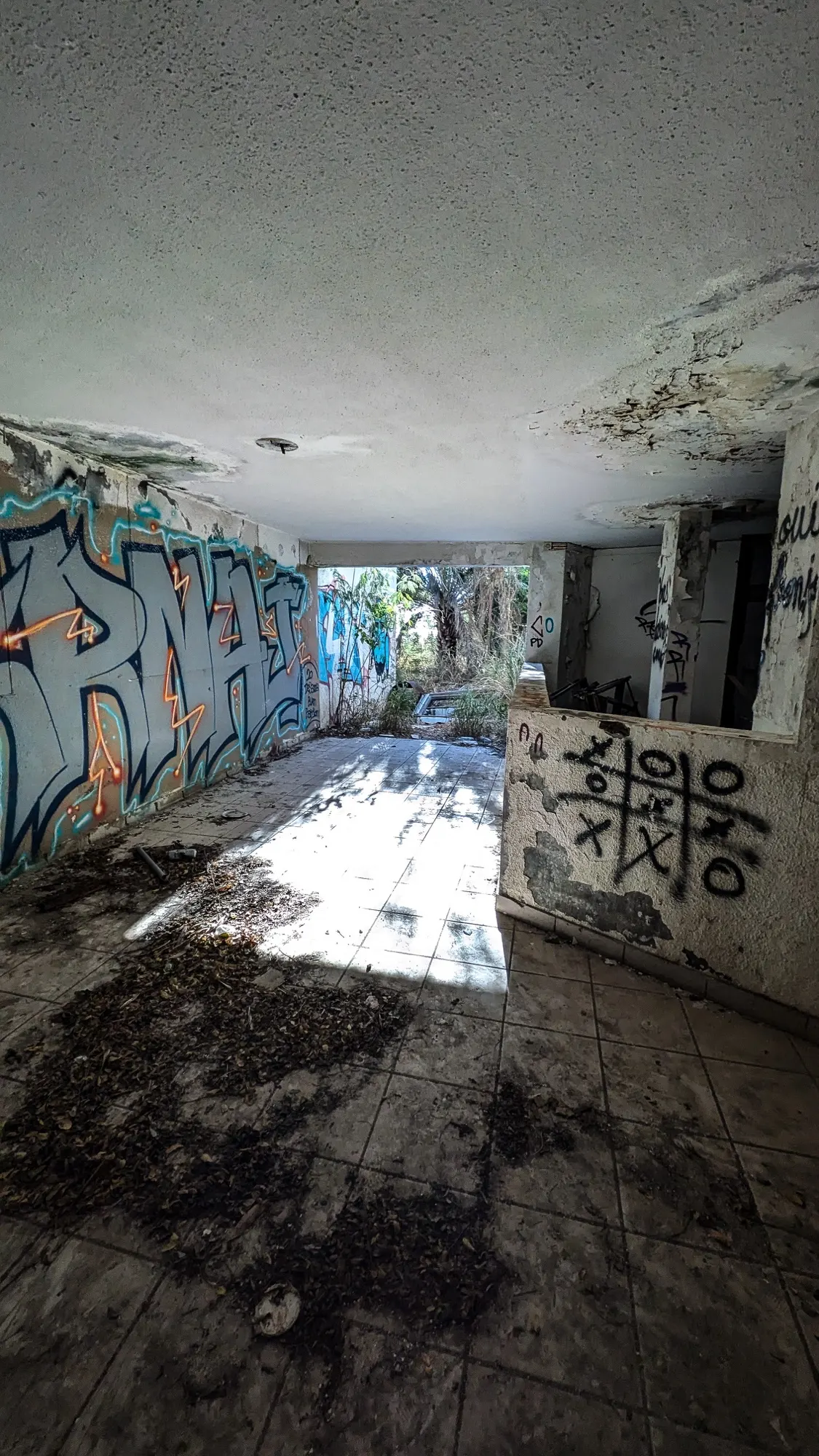 Graffitis dans un hôtel abandonné à La Réunion, photo 19