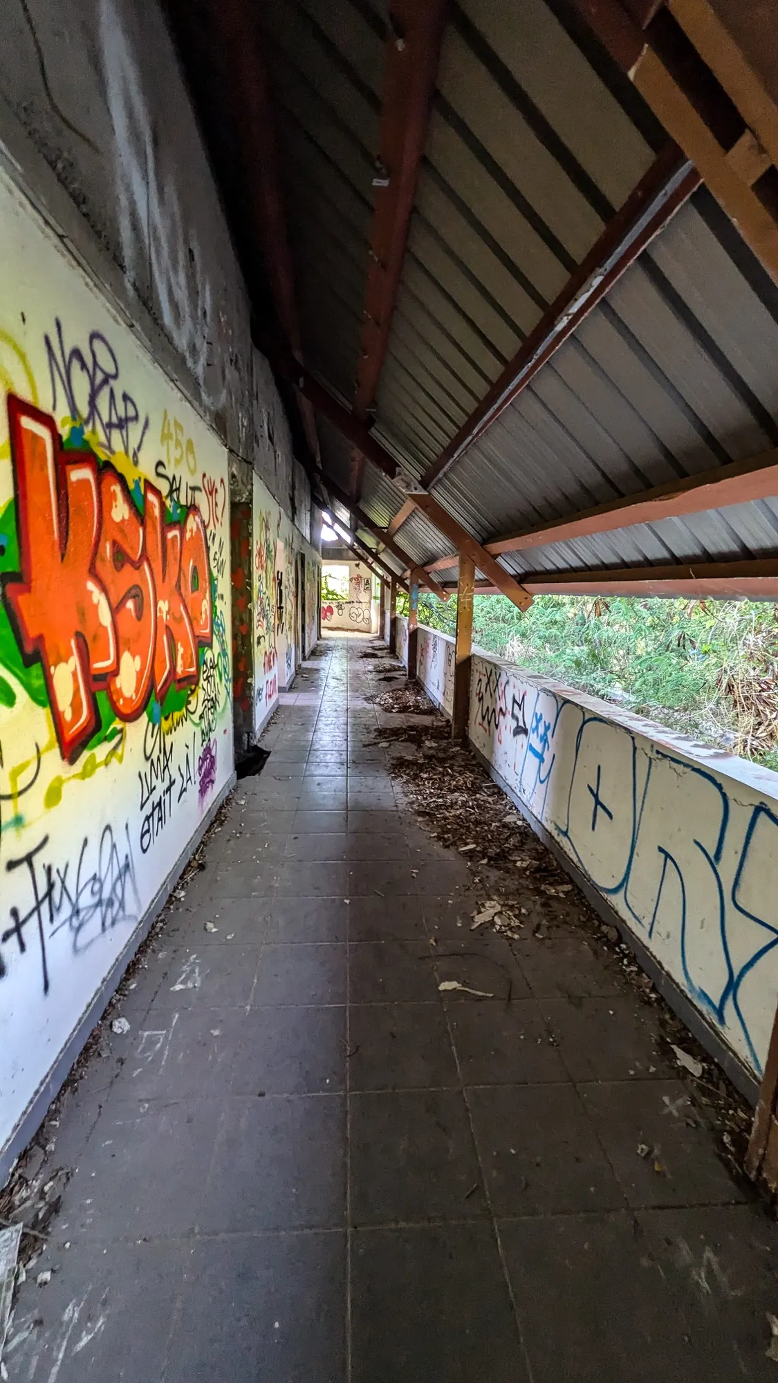 Graffitis dans un hôtel abandonné à La Réunion, photo 20