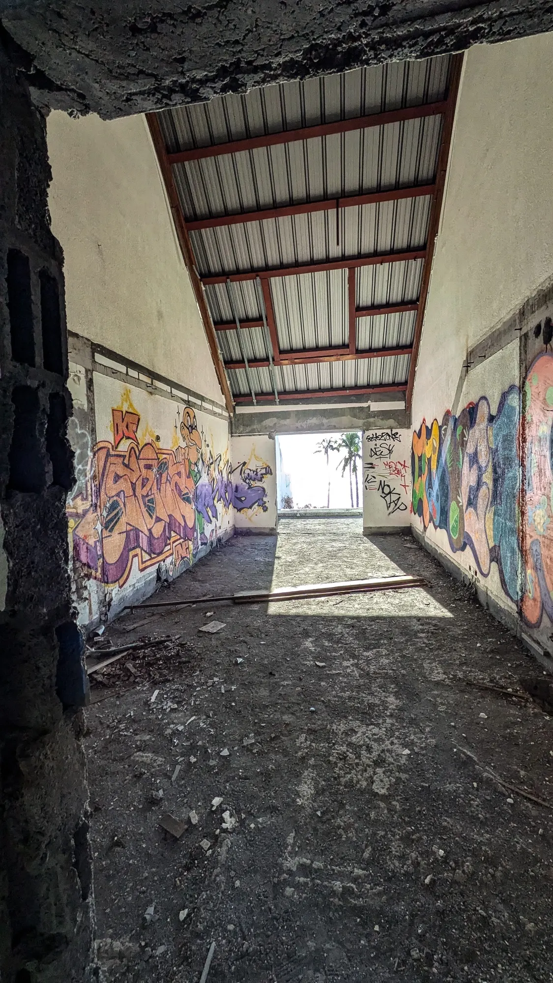 Graffitis dans un hôtel abandonné à La Réunion, photo 23