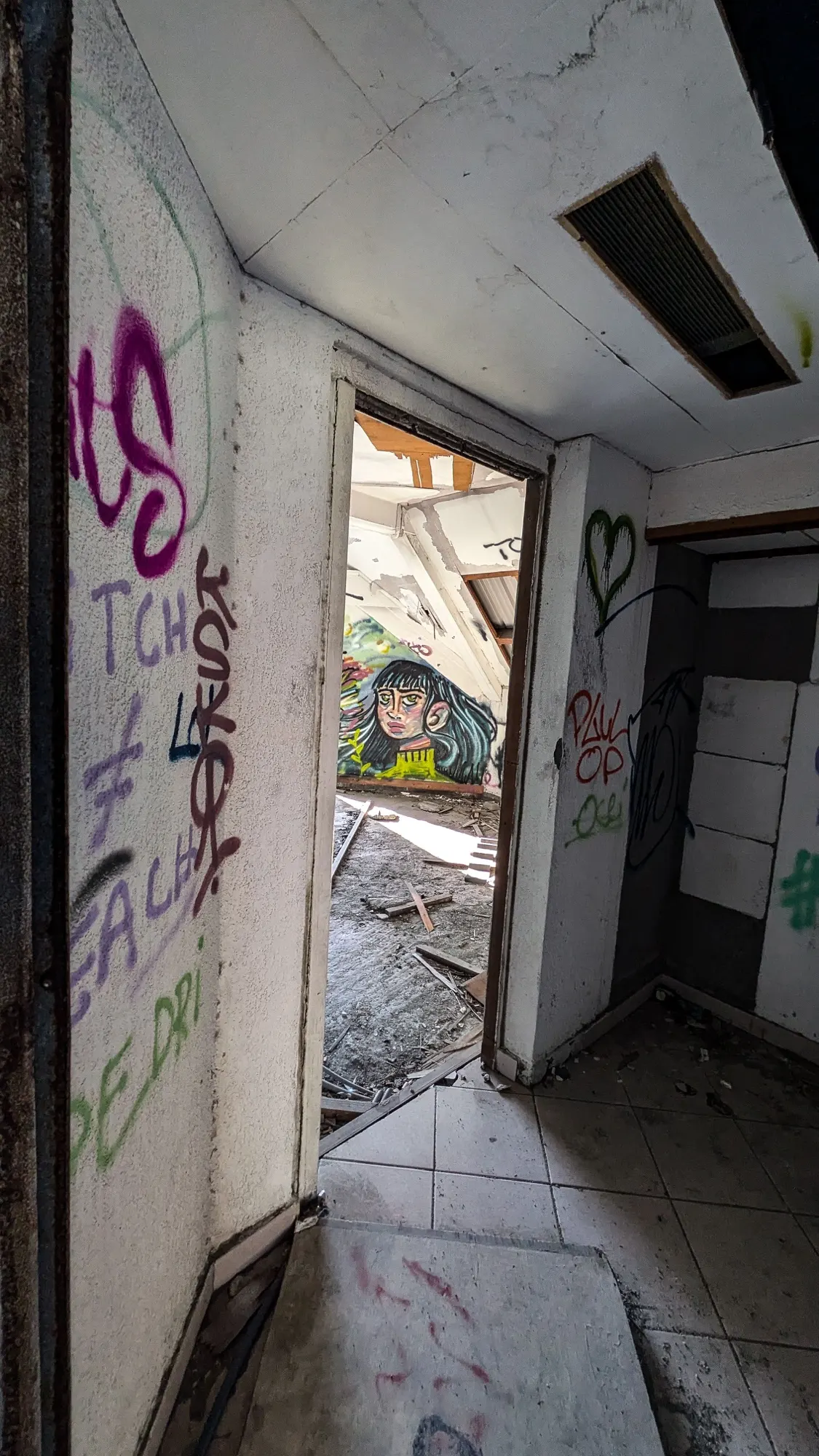 Graffitis dans un hôtel abandonné à La Réunion, photo 27