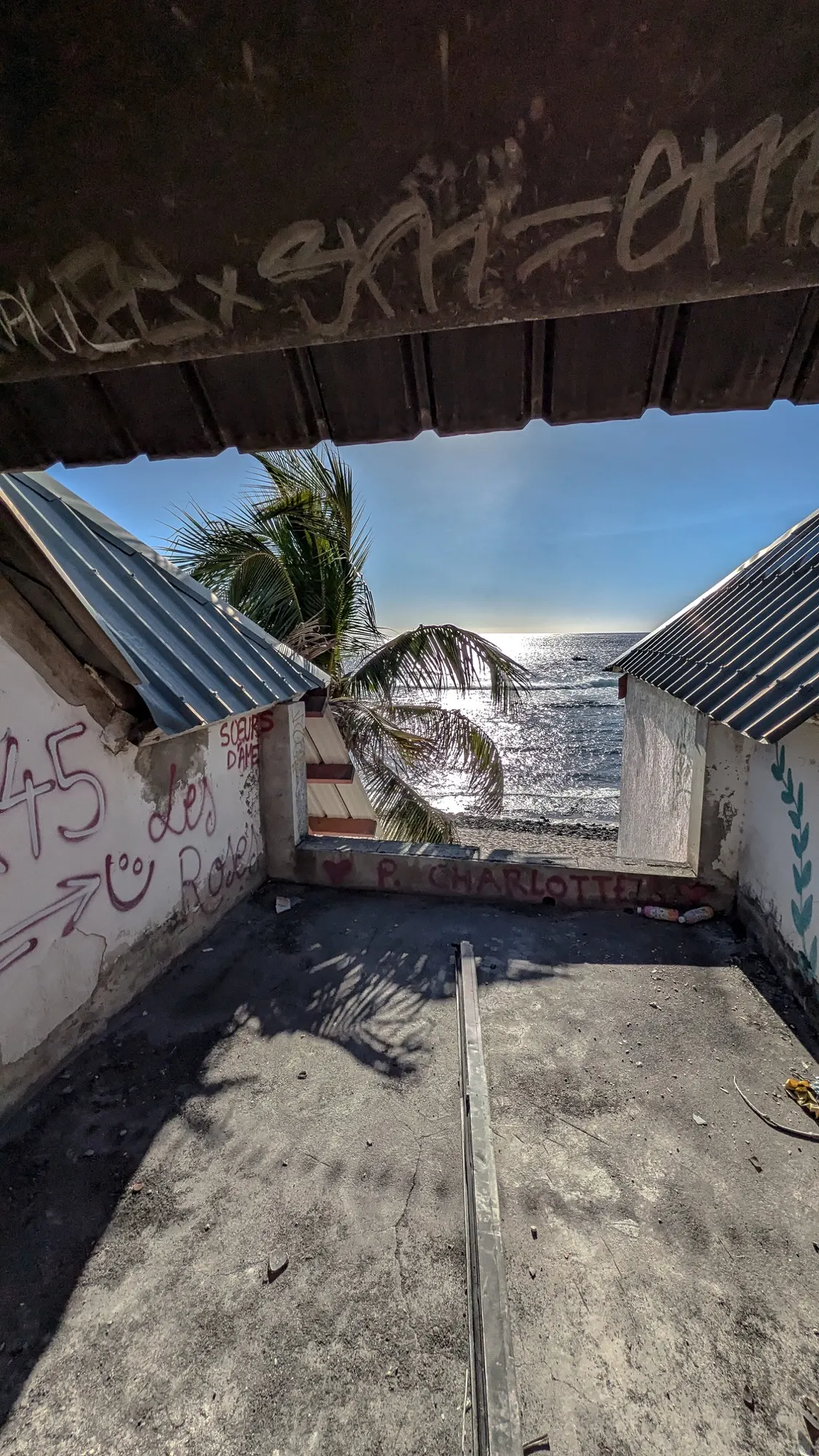 Graffitis dans un hôtel abandonné à La Réunion, photo 13