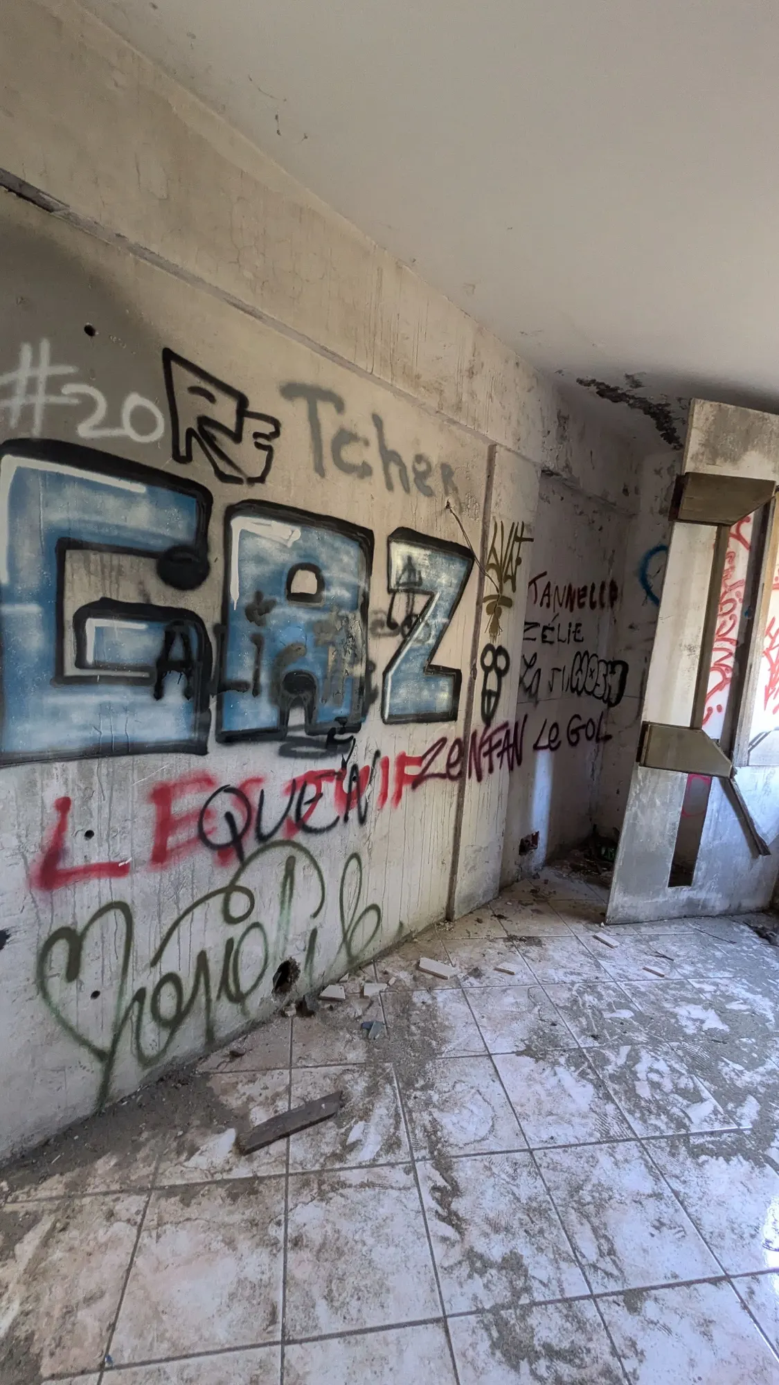 Graffitis dans un hôtel abandonné à La Réunion, photo 3