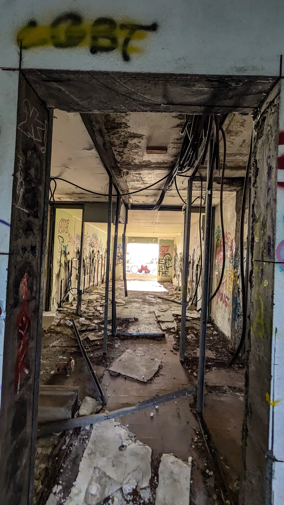Graffitis dans un hôtel abandonné à La Réunion, photo 7