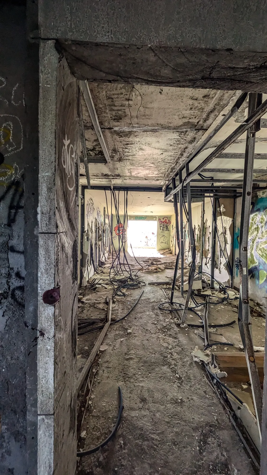 Graffitis dans un hôtel abandonné à La Réunion, photo 8